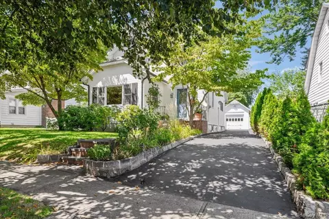 17 Cypress Ave, North Hempstead, NY 11050