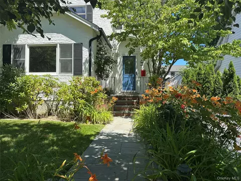 17 Cypress Ave, North Hempstead, NY 11050