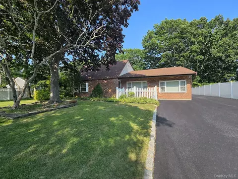 60 Meyer Ln, Medford, NY 11763