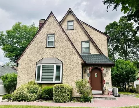 25511 Iowa Rd, North Hempstead, NY 11020