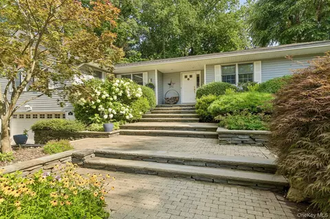 24 Vanad Dr, North Hempstead, NY 11576
