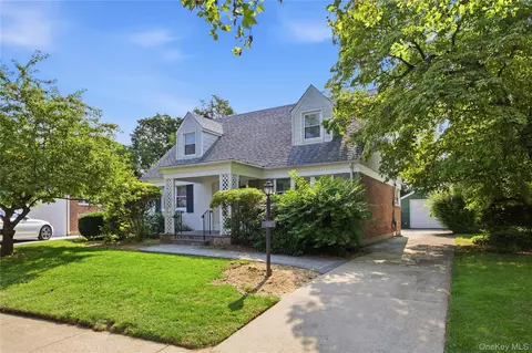 102 Stephan Marc Ln, North Hempstead, NY 11040