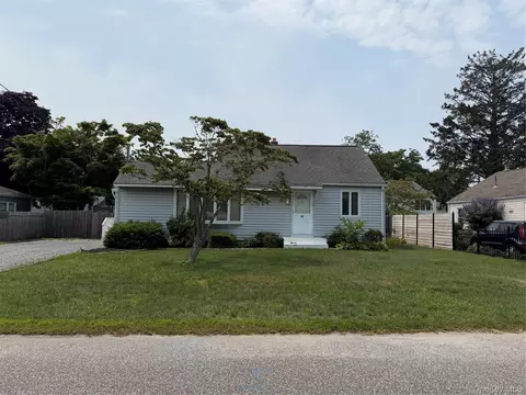 30 Bayview Ave, Bayport, NY 11705