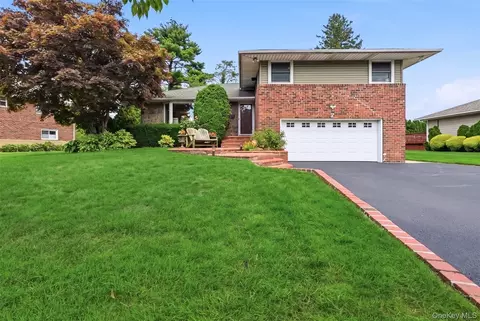 7 Wren Dr, Woodbury, NY 11797