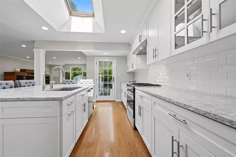 7 Wren Dr, Woodbury, NY 11797