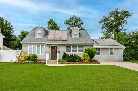 92 Wright Ave, Deer Park, NY 11729
