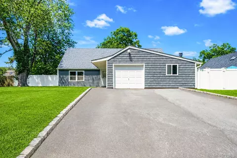 150 Serpentine Ln, Islandia, NY 11749
