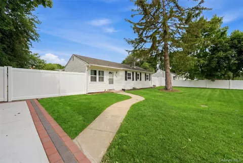 710 Bourdois Ave, Bellport, NY 11713