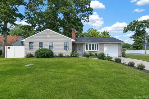 25 Putnam Ave, West Babylon, NY 11704