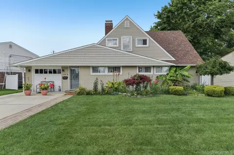 170 Tardy Ln S, Wantagh, NY 11793