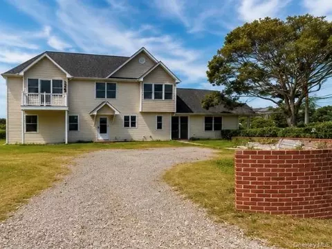 300 S Snedecor Ave, Bayport, NY 11705