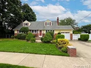 2316 Westlake Ct, Oceanside, NY 11572