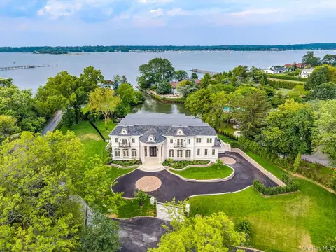 566 E Shore Rd, North Hempstead, NY 11024