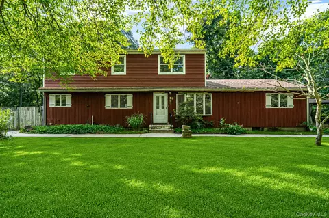 8 Swezey Ln, Middle Island, NY 11953