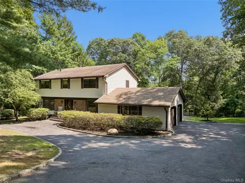 8 Pups Path, Northport, NY 11768