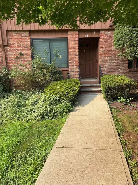 42 Coachlight Sq, Cortlandt, NY 10548