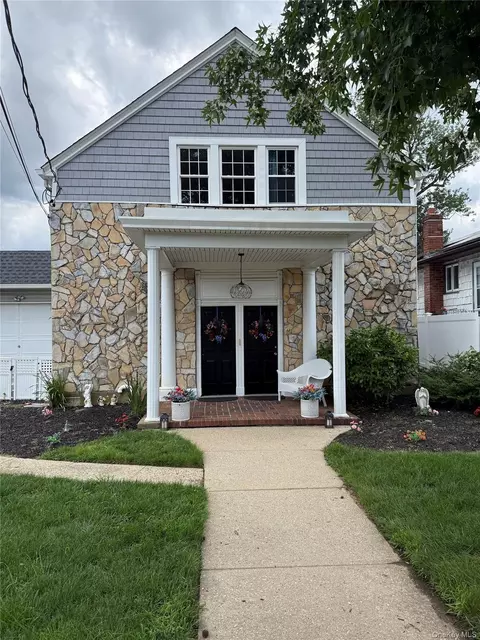 17 Oxford St, Malverne, NY 11565