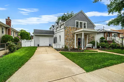 17 Oxford St, Malverne, NY 11565