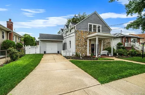 17 Oxford St, Malverne, NY 11565
