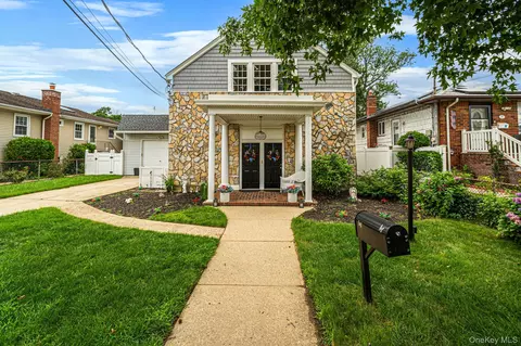 17 Oxford St, Malverne, NY 11565
