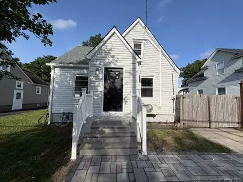60 Center Ave, Bay Shore, NY 11706