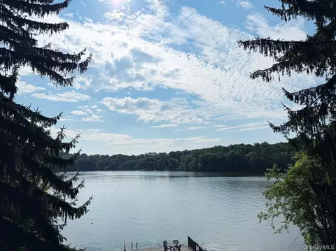 11 Lakeside Rd, Mahopac, NY 10541