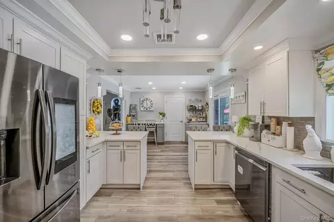 Kitchen - 5 Overlook Dr, Mastic, NY 11950 photo 4 of 4