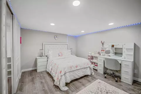 Bedroom - 5 Overlook Dr, Mastic, NY 11950 photo 6 of 8