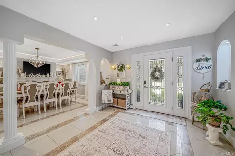 Entry Way - 5 Overlook Dr, Mastic, NY 11950 photo 2 of 4