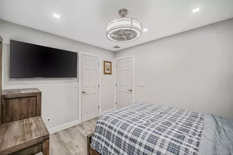 Bedroom - 5 Overlook Dr, Mastic, NY 11950 photo 4 of 8