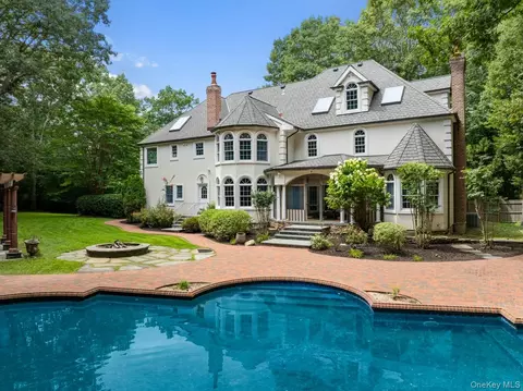 12 Mondavi Ln, Setauket, NY 11733