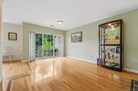 Living - 165 Underhill Ln, Peekskill, NY 10566 photo 2 of 7