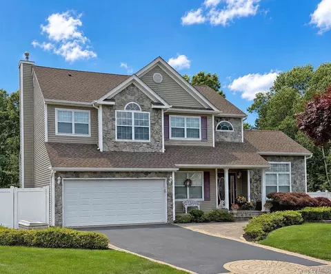 15 Scenicview Cres, Manorville, NY 11949