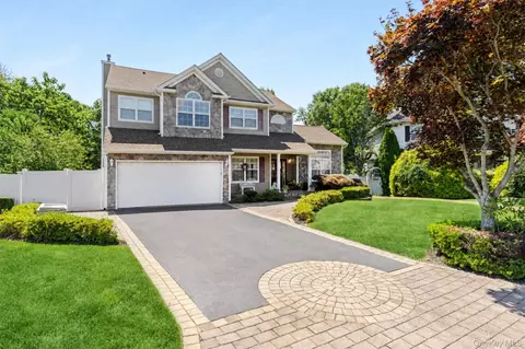 15 Scenicview Cres, Manorville, NY 11949