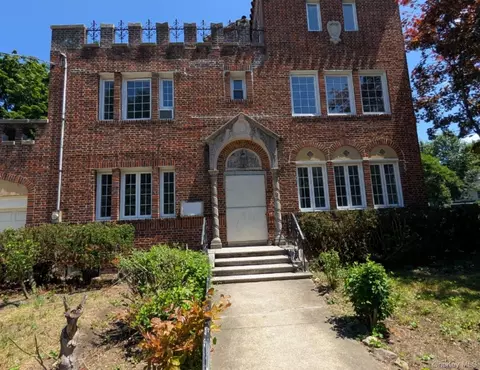 17 Hillside Ave, North Hempstead, NY 11021