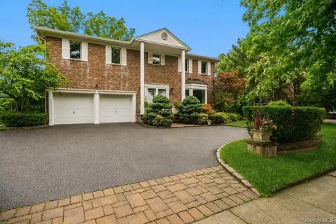 15 Hunt Ct, North Hempstead, NY 11576