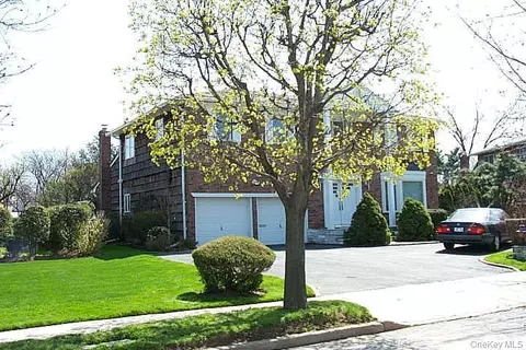 15 Hunt Ct, North Hempstead, NY 11576