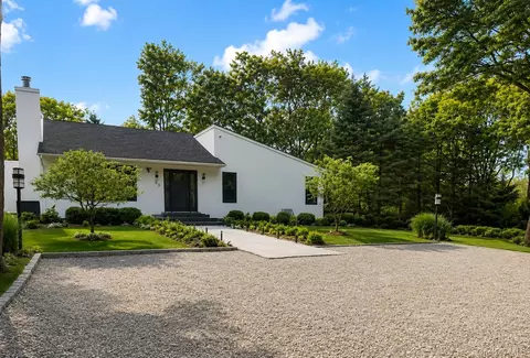 98 Old Farm Rd, Southampton, NY 11962