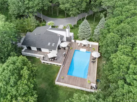 98 Old Farm Rd, Southampton, NY 11962