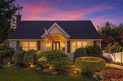 516 Heathcliff Dr, Seaford, NY 11783