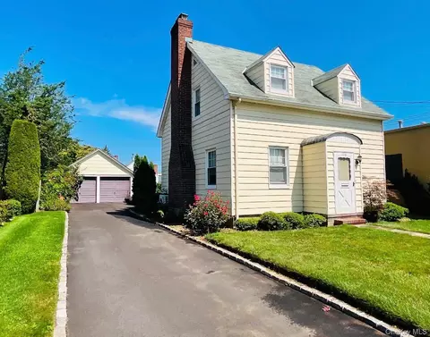 148 Canterbury Rd, North Hempstead, NY 11596