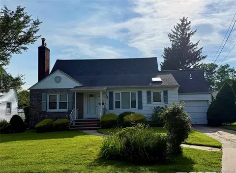 129 Greenway W, North Hempstead, NY 11040