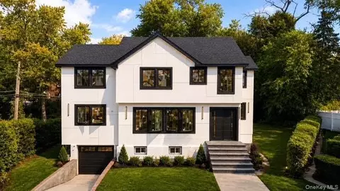 1 Garland Ln, Valley Stream, NY 11581