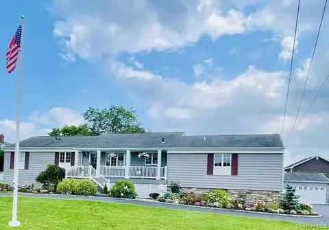 6 Montgomery Ln, Bay Shore, NY 11706