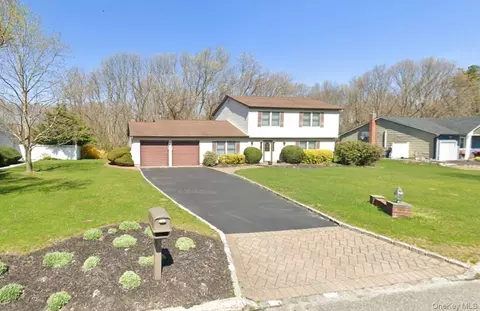 15 Stonehurst Ln, Dix Hills, NY 11746
