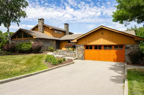11 Potters Ln, Beekman, NY 12540