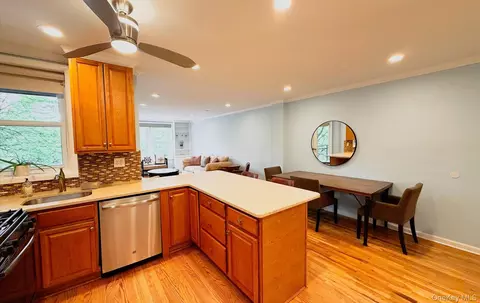 42-30 Douglaston Pkwy #5L, Douglaston, NY 11363