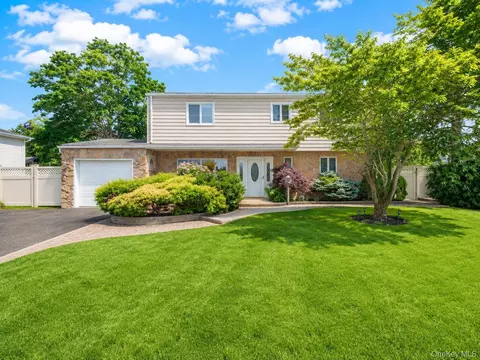301 W 22nd St, Deer Park, NY 11729