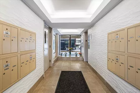 Entry Way - 162-10 Powells Cove Blvd #7D, Whitestone, NY 11357 photo 1 of 2