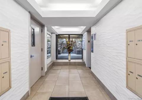 Entry Way - 162-10 Powells Cove Blvd #7D, Whitestone, NY 11357 photo 2 of 2
